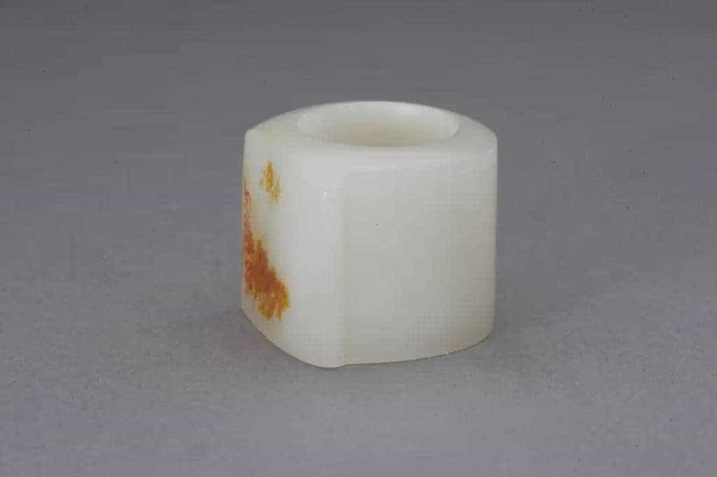 青白玉扳指 - 故宫首饰类藏品_第1张