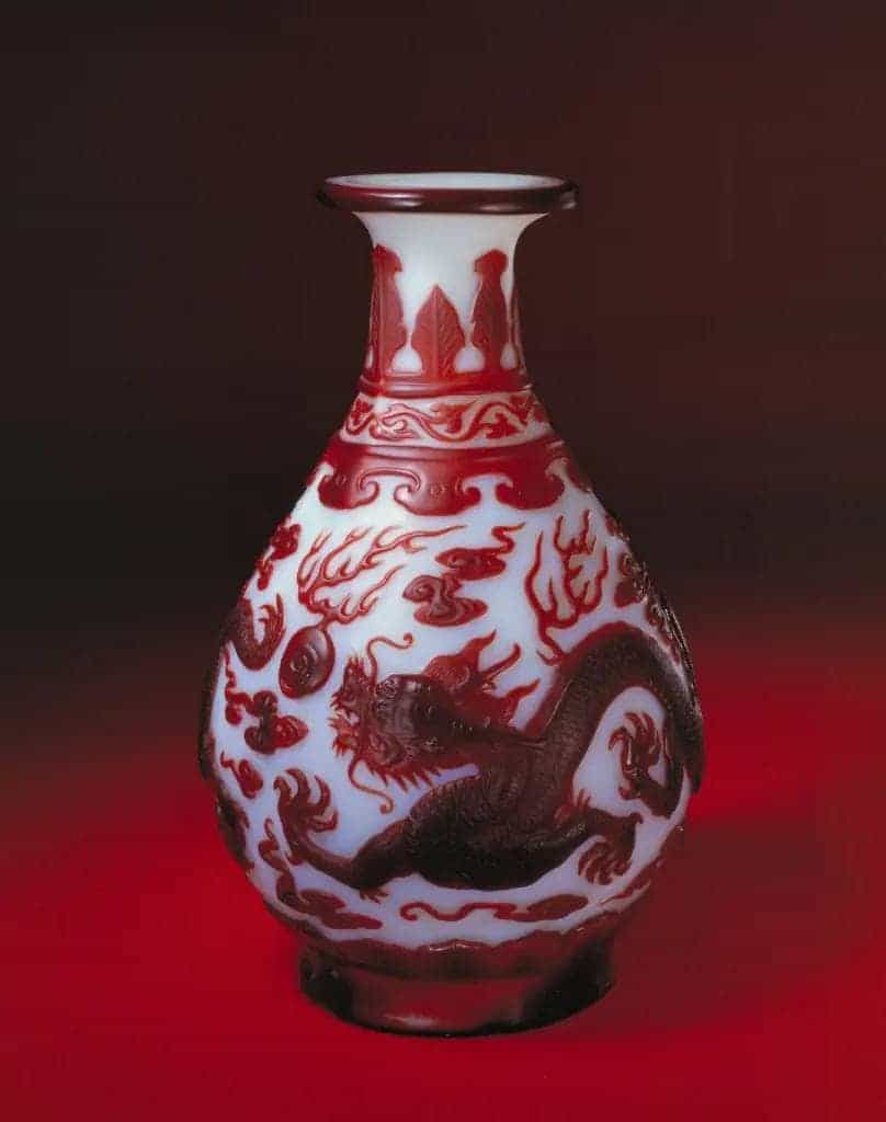 乾隆款白套红玻璃云龙纹瓶 - 故宫玻璃器藏品_第1张