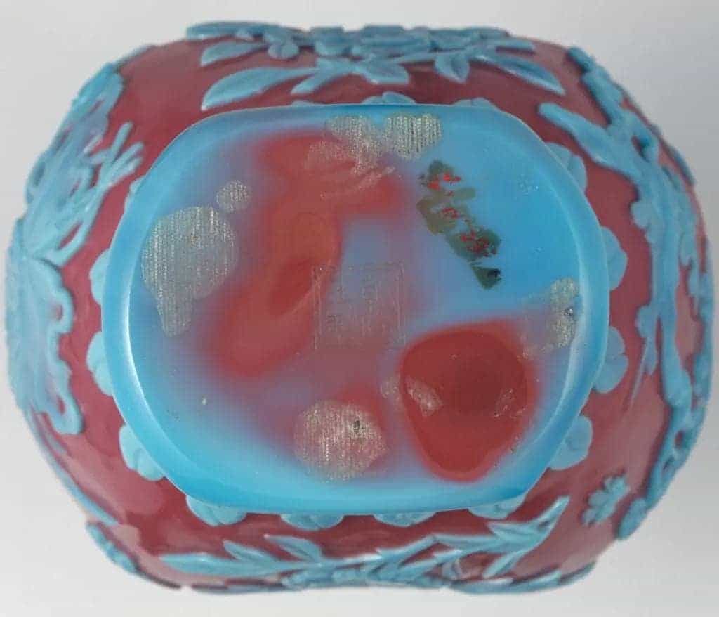 乾隆款豇豆红套蓝玻璃花蝶纹瓶 - 故宫玻璃器藏品_第2张