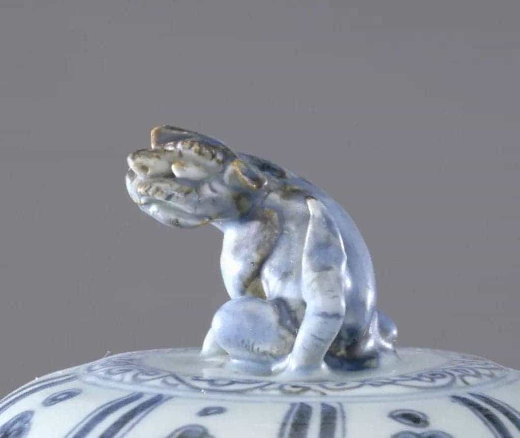 景德镇窑青花釉里红镂雕盖罐 - 故宫陶瓷器藏品_第6张