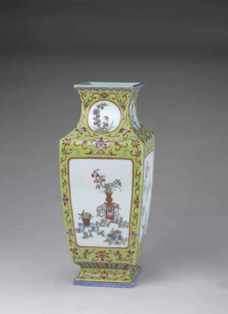 绿地粉彩开光花鸟纹方瓶 - 故宫陶瓷器藏品_第1张