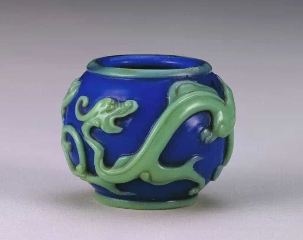 乾隆款蓝套绿玻璃螭纹水丞 - 故宫玻璃器藏品_第1张
