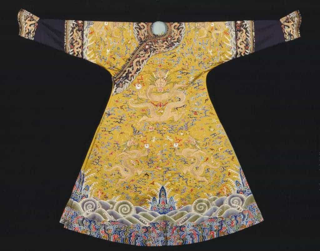 香色缎绣云金龙纹袷袍 - 故宫织绣类藏品_第1张