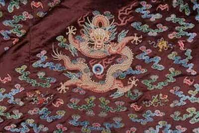 酱色缎地缉米珠绣云龙袍料 - 故宫织绣类藏品_第2张
