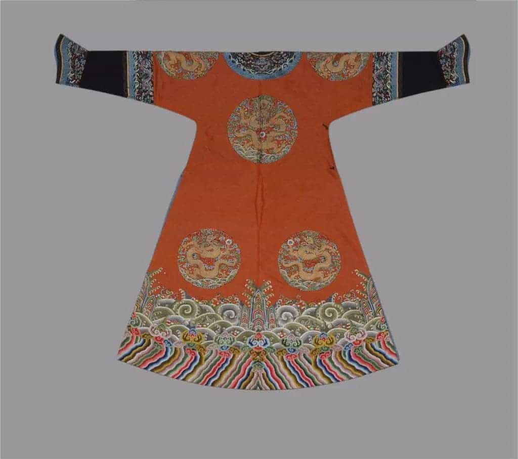 杏黄色缎缀绣八团云龙女夹龙袍 - 故宫织绣类藏品_第2张
