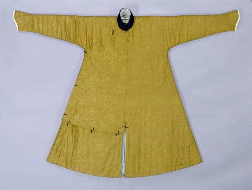 香色夔龙凤暗花绸皮行服袍 - 故宫织绣类藏品_第1张
