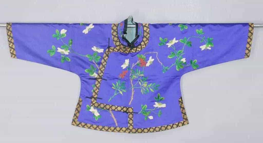 蓝色缎串珠绣栀子天竹夹马褂 - 故宫织绣类藏品_第1张