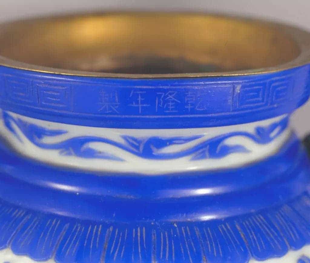 乾隆款白套蓝玻璃缠枝花卉纹朝冠耳炉 - 故宫玻璃器藏品_第3张