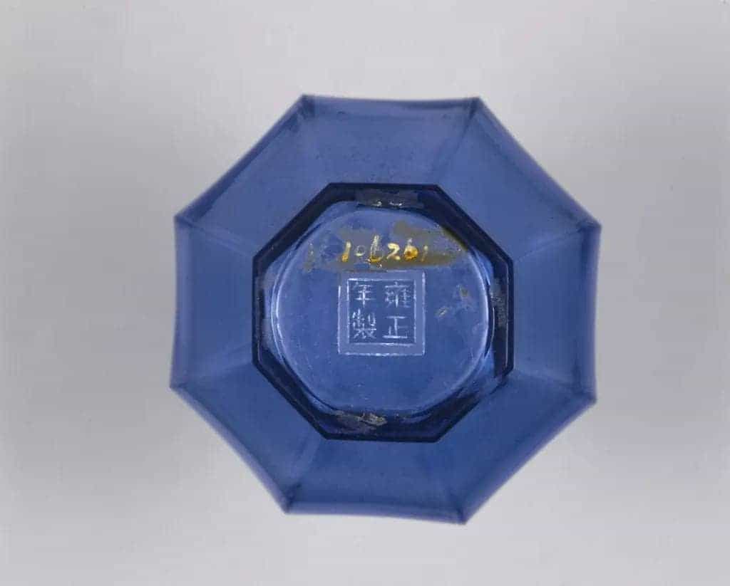 雍正款蓝色透明玻璃八棱瓶 - 故宫玻璃器藏品_第2张