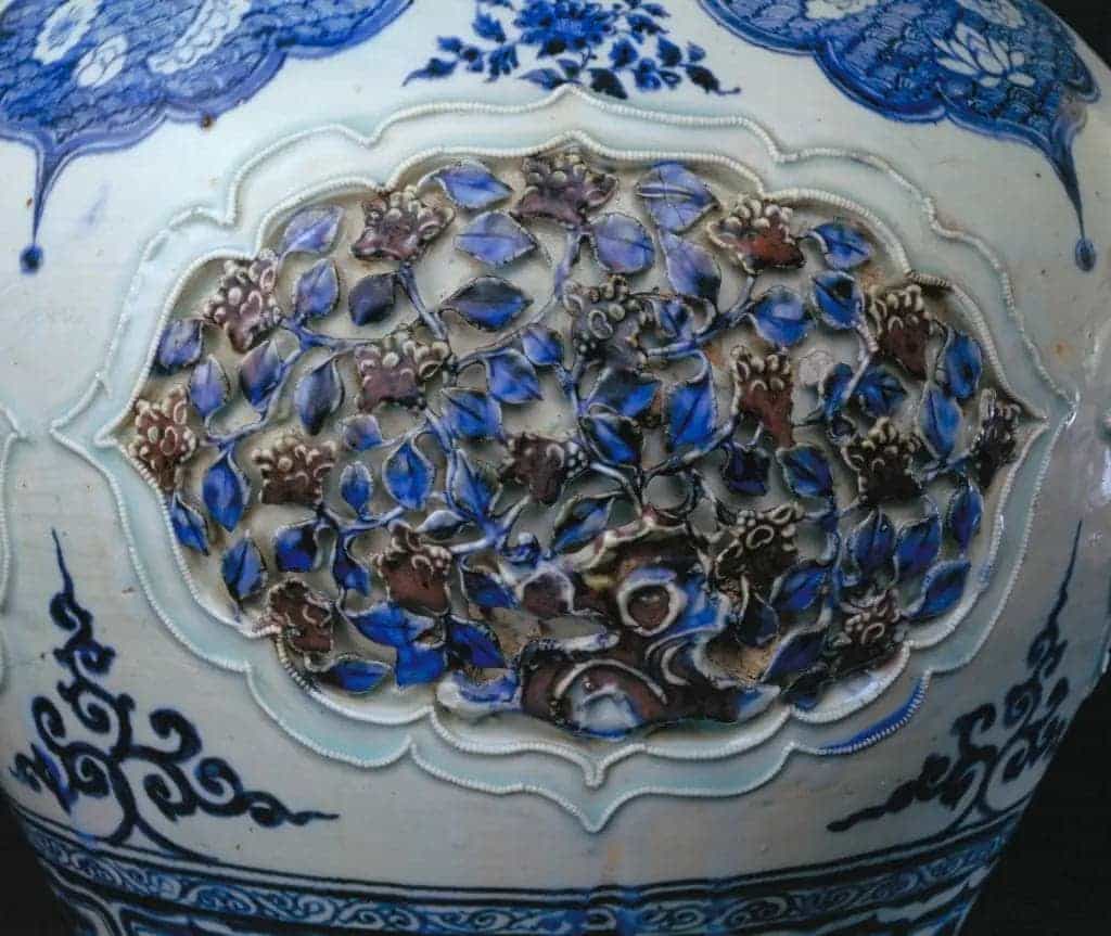 景德镇窑青花釉里红镂雕盖罐 - 故宫陶瓷器藏品_第3张