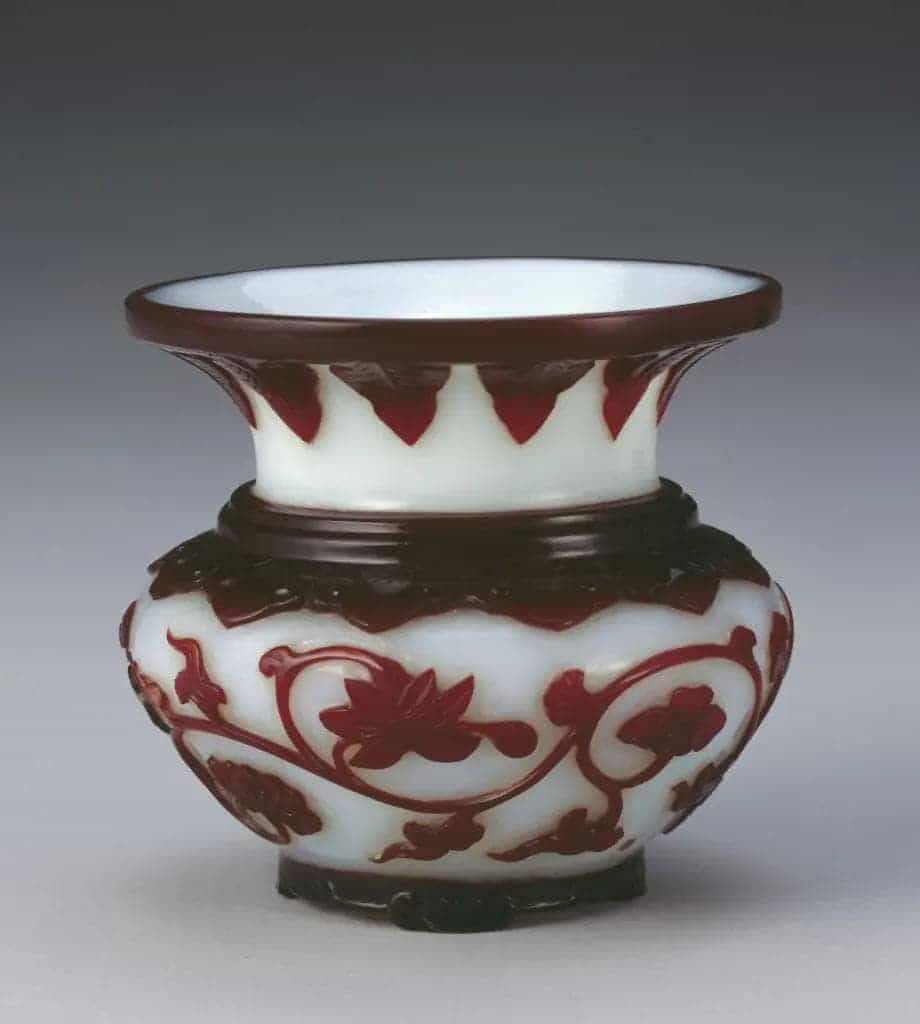 乾隆款白套红玻璃缠枝花卉纹渣斗 - 故宫玻璃器藏品_第1张