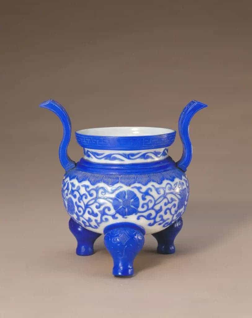 乾隆款白套蓝玻璃缠枝花卉纹朝冠耳炉 - 故宫玻璃器藏品_第1张